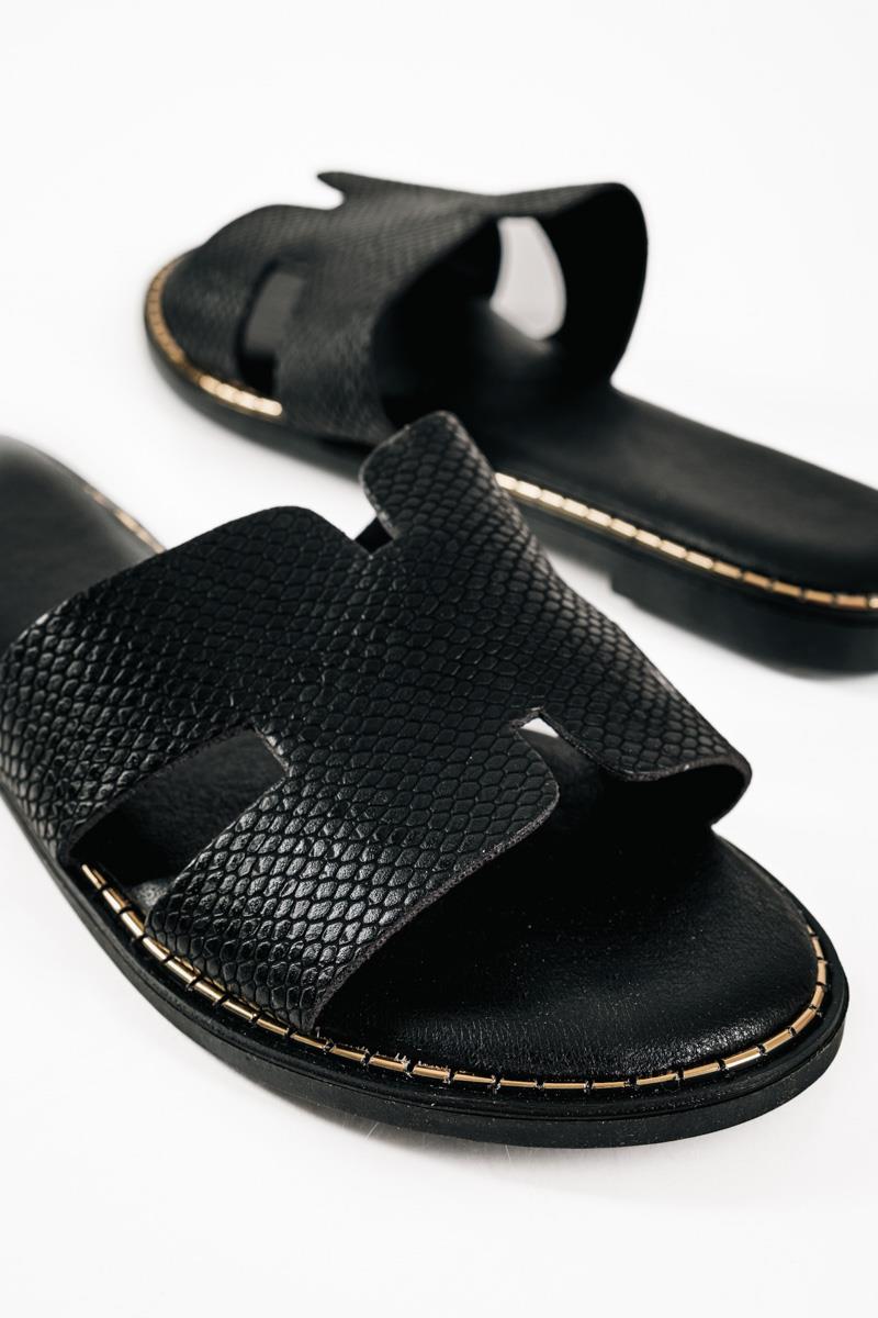 Flat sandals με φάσα Η και κροκό υφή σε μαύρο χρώμα