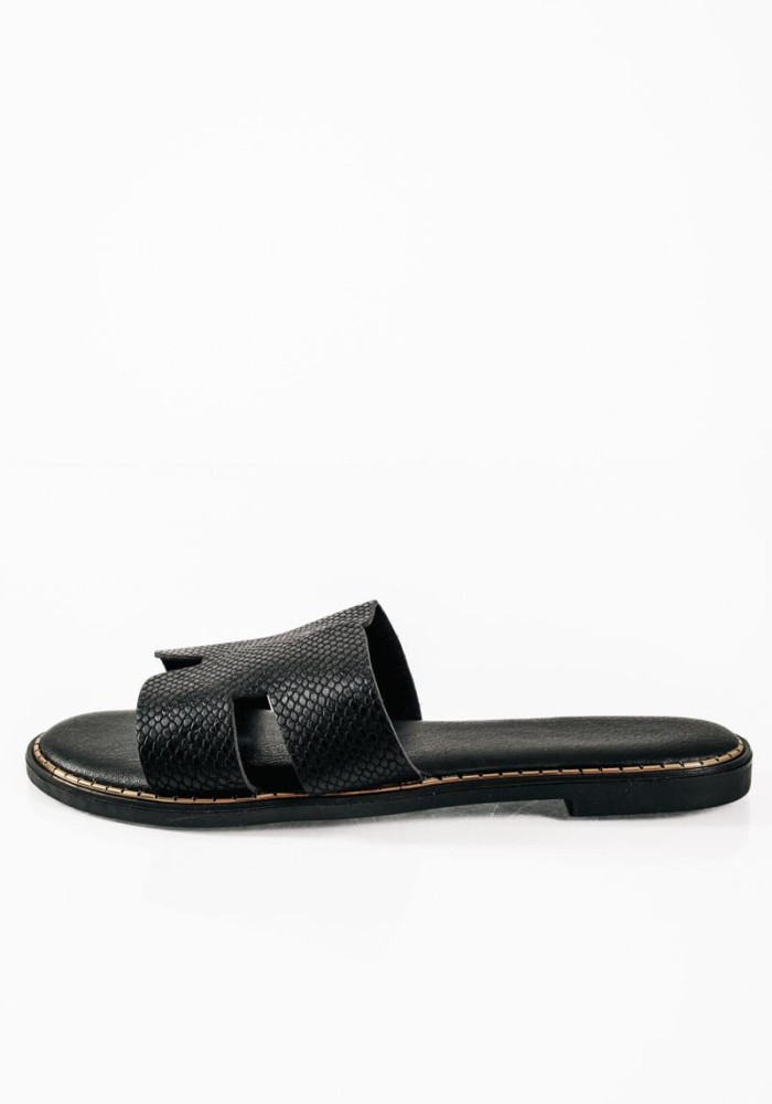 Flat sandals με φάσα Η και κροκό υφή σε μαύρο χρώμα