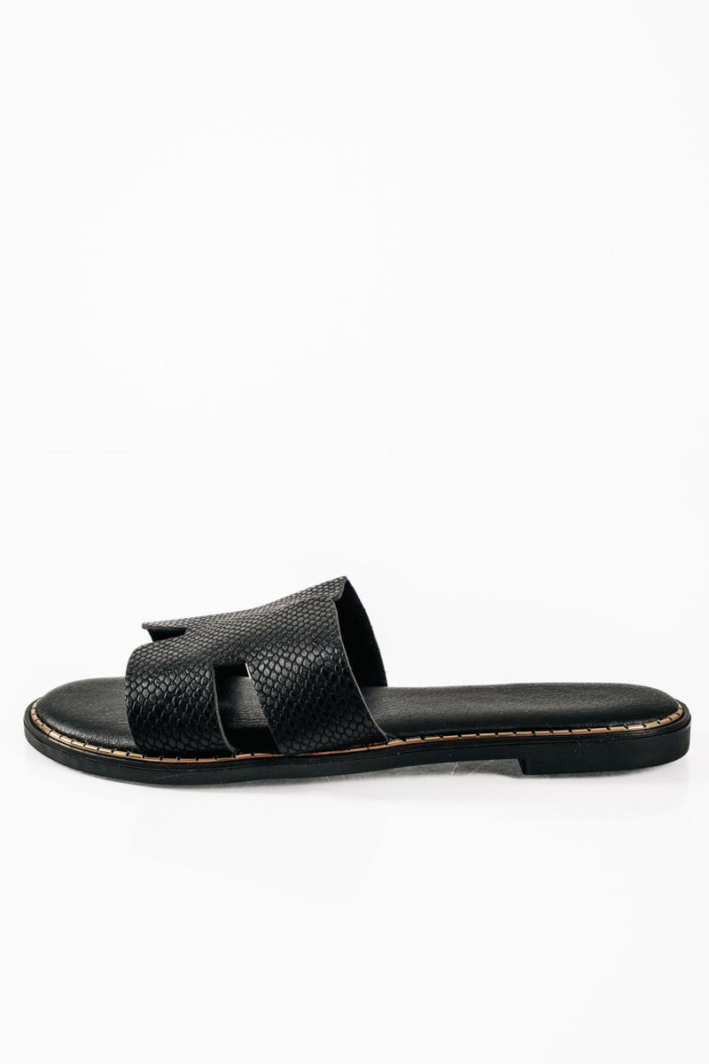 Flat sandals με φάσα Η και κροκό υφή σε μαύρο χρώμα