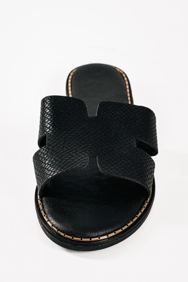 Flat sandals με φάσα Η και κροκό υφή σε μαύρο χρώμα