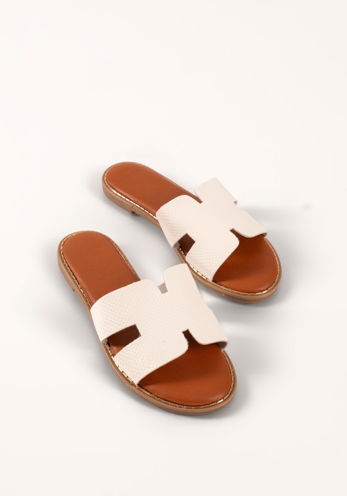 Flat sandals με φάσα Η και κροκό υφή σε άσπρο χρώμα