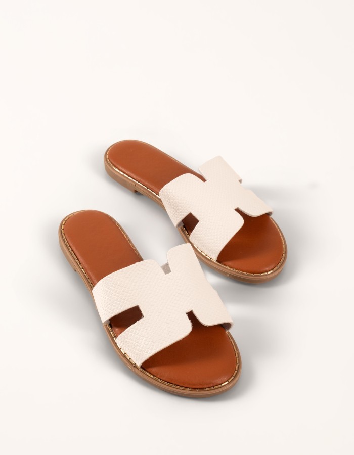 Flat sandals με φάσα Η και κροκό υφή σε άσπρο χρώμα