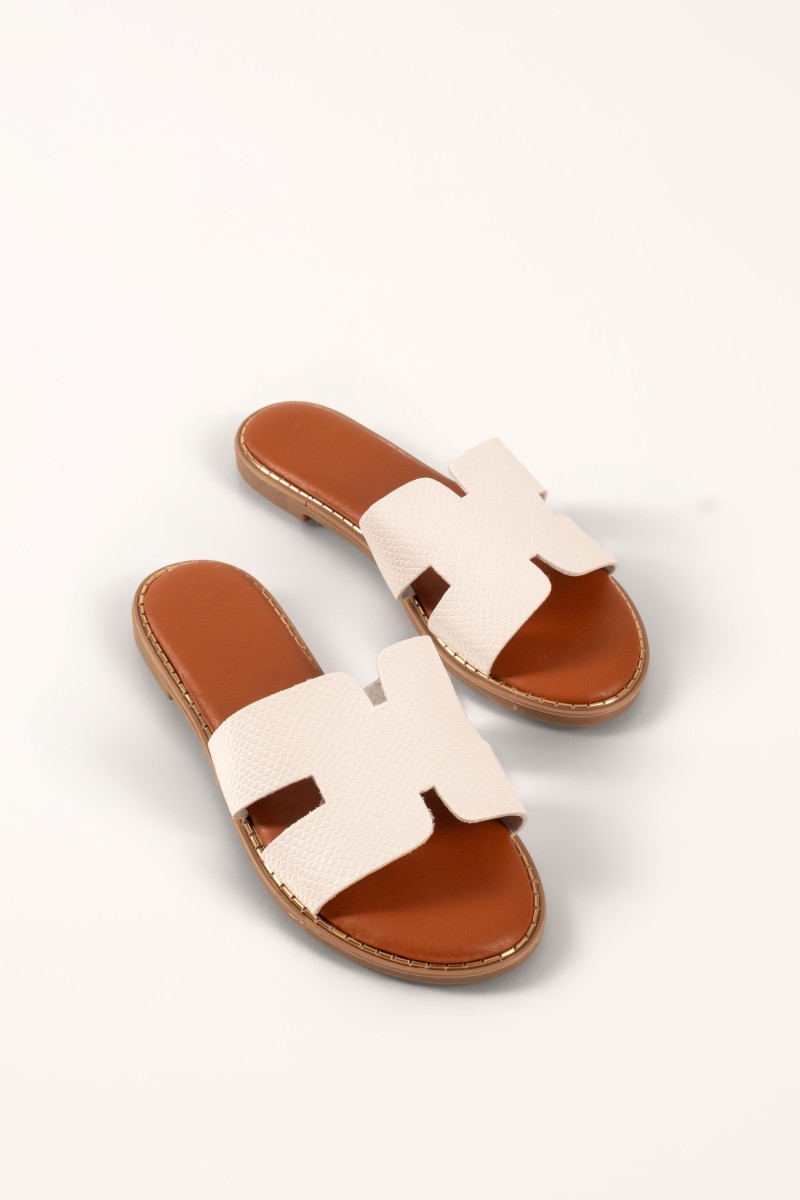Flat sandals με φάσα Η και κροκό υφή σε άσπρο χρώμα