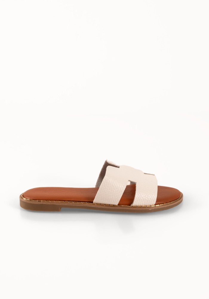 Flat sandals με φάσα Η και κροκό υφή σε άσπρο χρώμα