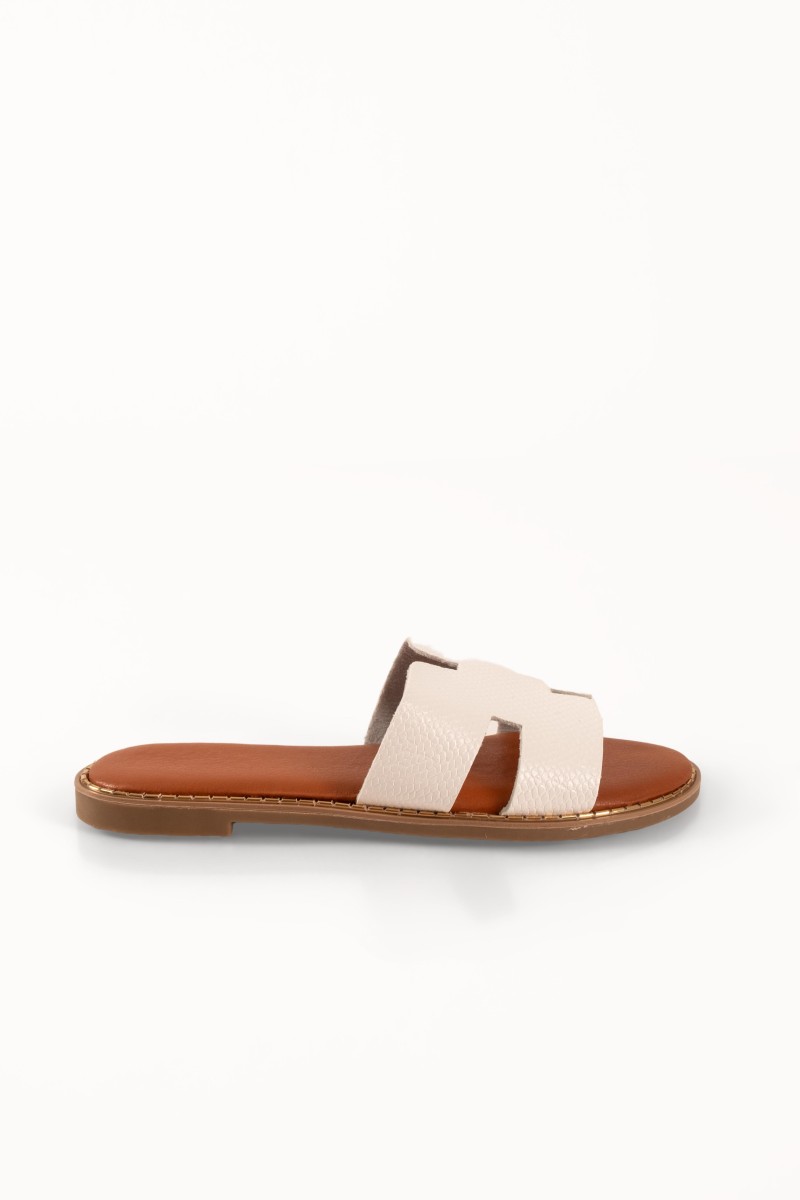 Flat sandals με φάσα Η και κροκό υφή σε άσπρο χρώμα