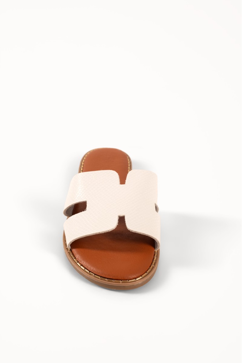 Flat sandals με φάσα Η και κροκό υφή σε άσπρο χρώμα