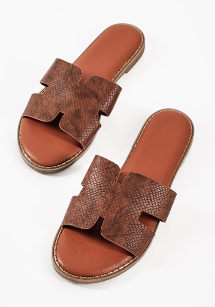 Flat sandals με φάσα Η και κροκό υφή σε ταμπά χρώμα
