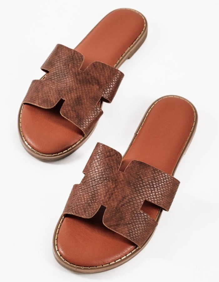Flat sandals με φάσα Η και κροκό υφή σε ταμπά χρώμα