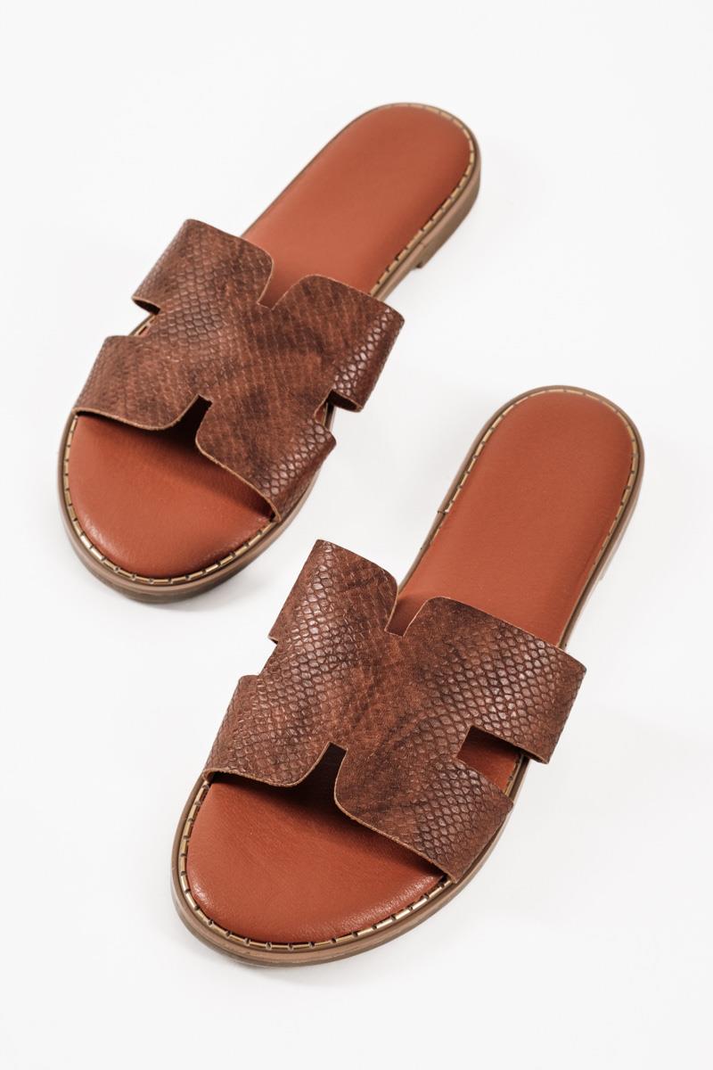 Flat sandals με φάσα Η και κροκό υφή σε ταμπά χρώμα