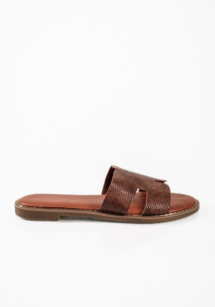 Flat sandals με φάσα Η και κροκό υφή σε ταμπά χρώμα