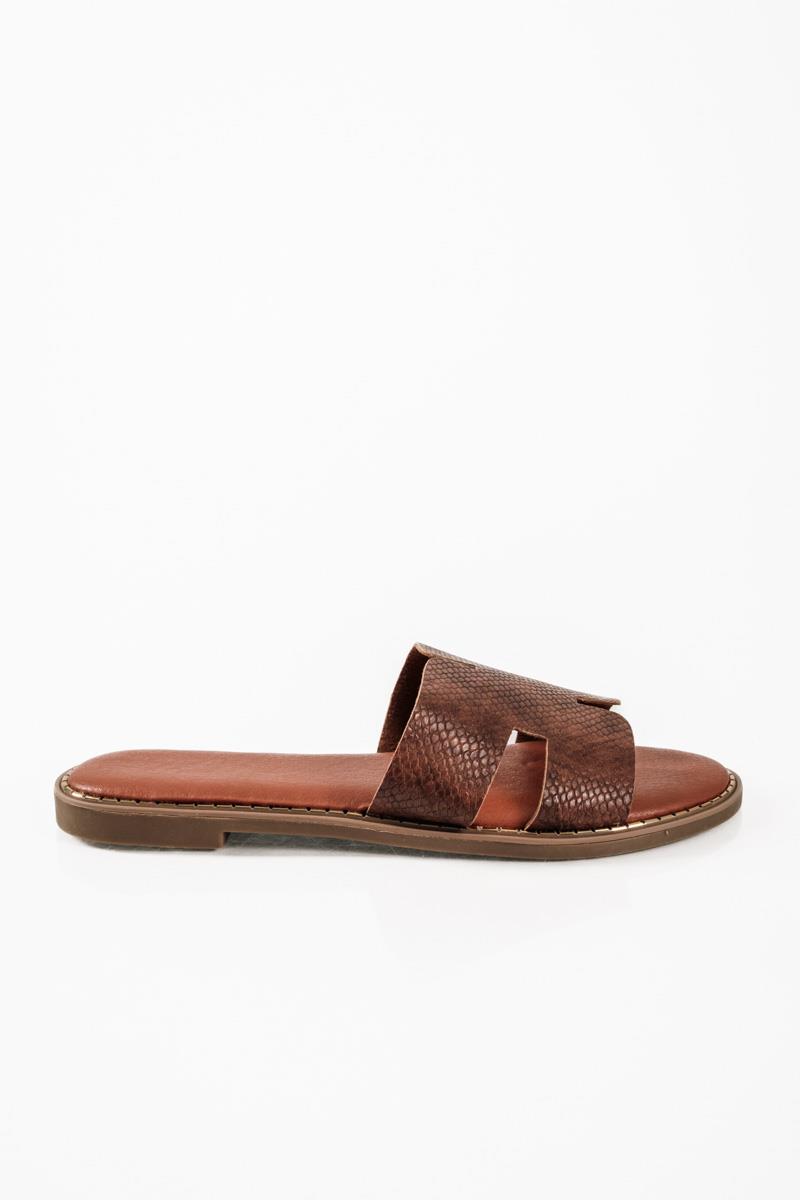 Flat sandals με φάσα Η και κροκό υφή σε ταμπά χρώμα