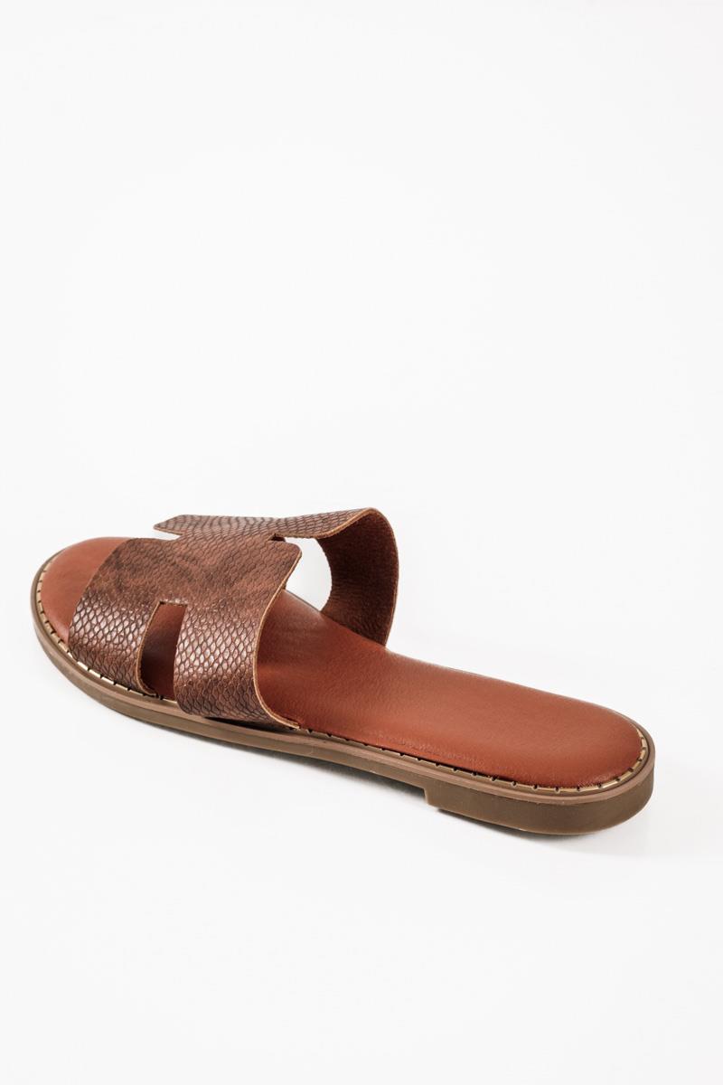 Flat sandals με φάσα Η και κροκό υφή σε ταμπά χρώμα