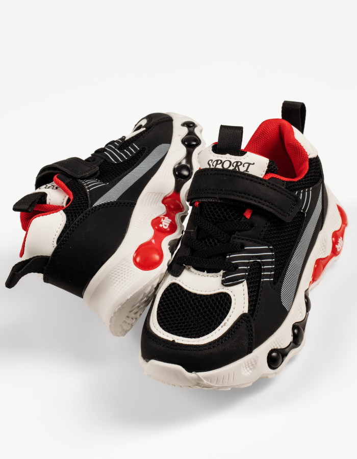 Παιδικά αθλητικά sneakers μαύρα με αυτοκόλλητο