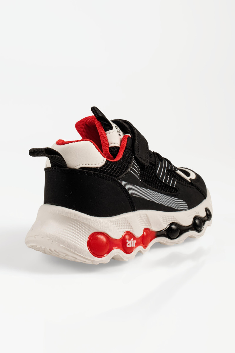 Παιδικά αθλητικά sneakers μαύρα με αυτοκόλλητο