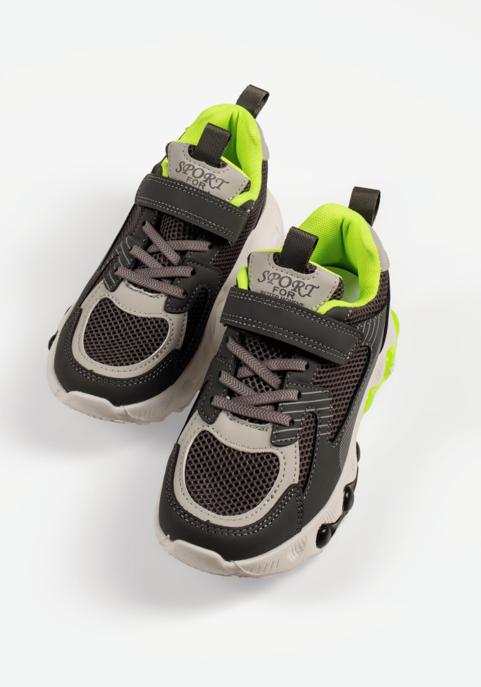 Παιδικά αθλητικά sneakers με αυτοκόλλητο σε γκρι χρώμα