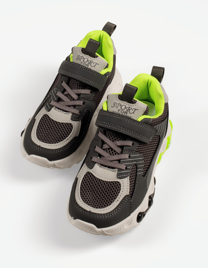 Παιδικά αθλητικά sneakers με αυτοκόλλητο σε γκρι χρώμα
