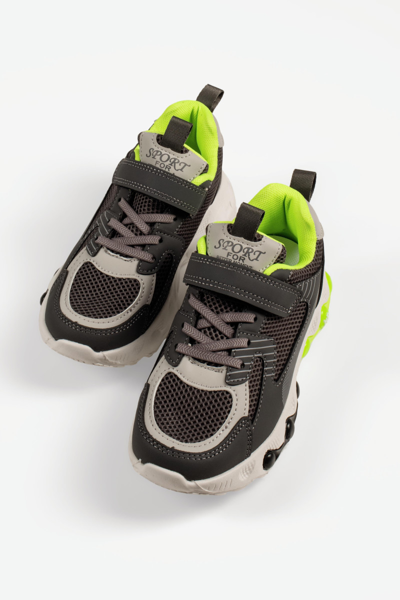 Παιδικά αθλητικά sneakers με αυτοκόλλητο σε γκρι χρώμα
