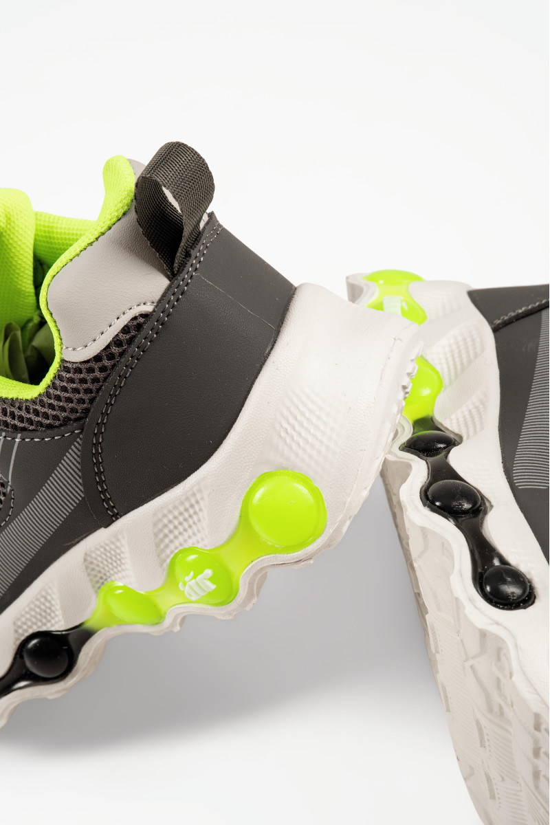 Παιδικά αθλητικά sneakers με αυτοκόλλητο σε γκρι χρώμα