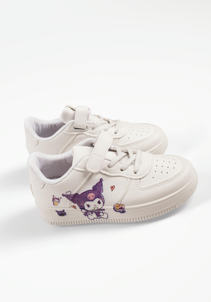 Λευκά sneakers για κορίτσια με πολύχρωμα σχέδια και αυτοκόλλητο