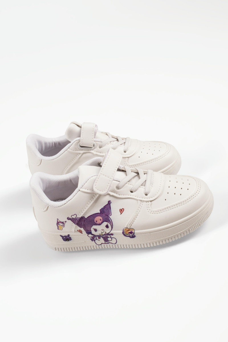 Λευκά sneakers για κορίτσια με πολύχρωμα σχέδια και αυτοκόλλητο