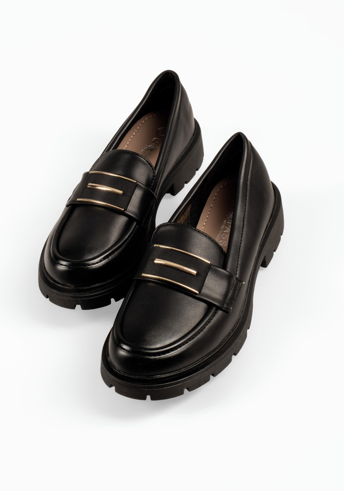 Γυναικεία loafers μαύρα με chunky σόλα και χρυσή αγκράφα