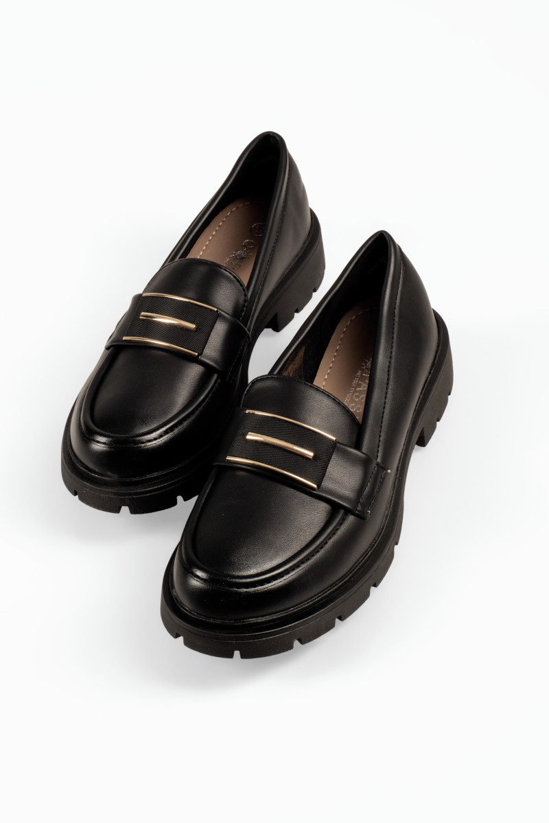 Γυναικεία loafers μαύρα με chunky σόλα και χρυσή αγκράφα
