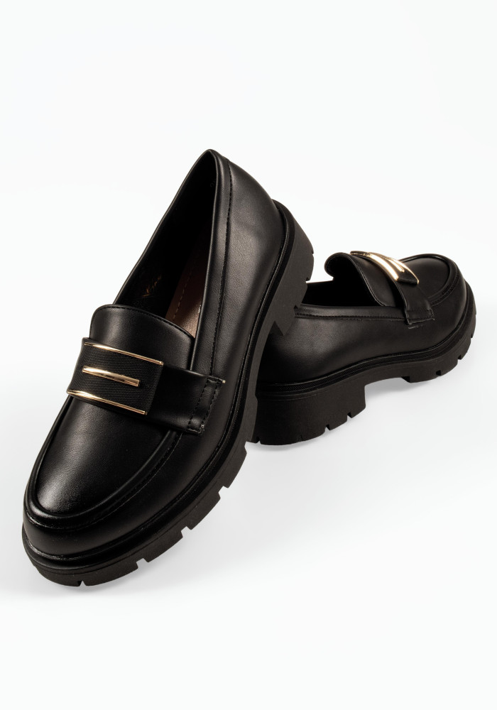 Γυναικεία loafers μαύρα με chunky σόλα και χρυσή αγκράφα