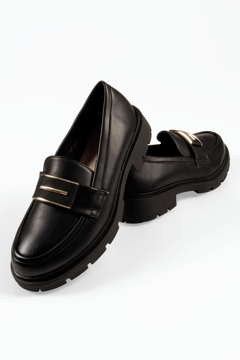 Γυναικεία loafers μαύρα με chunky σόλα και χρυσή αγκράφα
