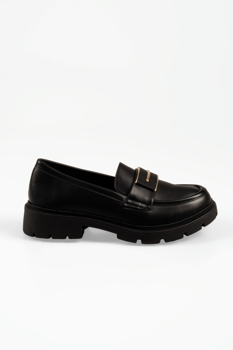 Γυναικεία loafers μαύρα με chunky σόλα και χρυσή αγκράφα