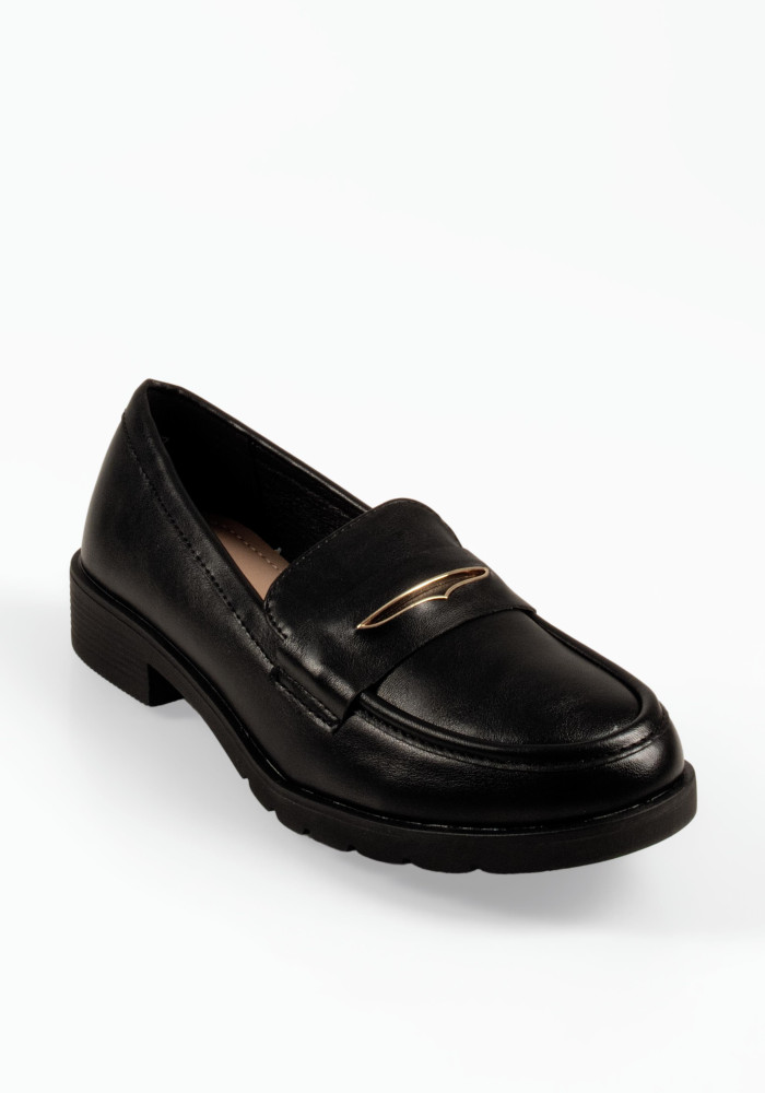 Flat μαύρα γυναικεία loafers με διακριτική αγκράφα