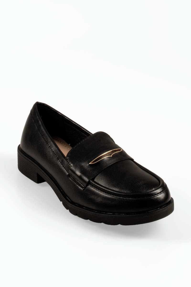 Flat μαύρα γυναικεία loafers με διακριτική αγκράφα
