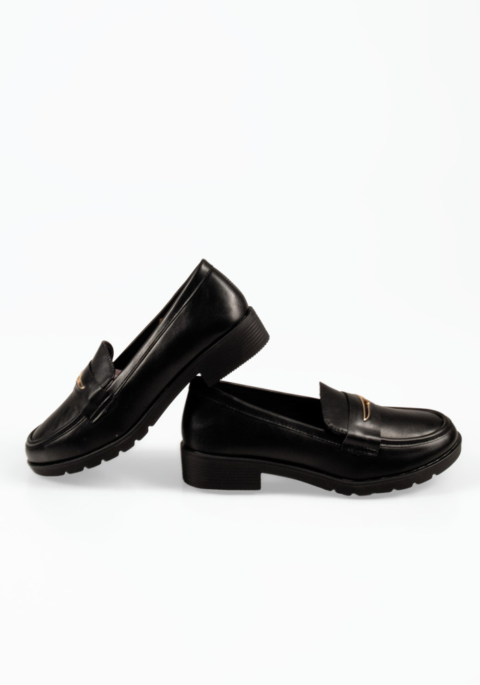 Flat μαύρα γυναικεία loafers με διακριτική αγκράφα
