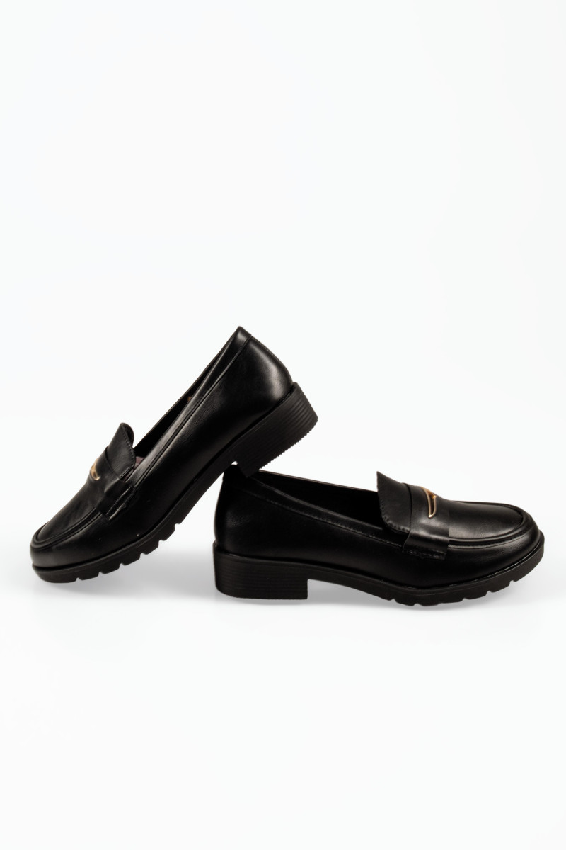 Flat μαύρα γυναικεία loafers με διακριτική αγκράφα