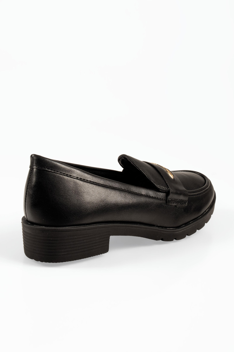 Flat μαύρα γυναικεία loafers με διακριτική αγκράφα