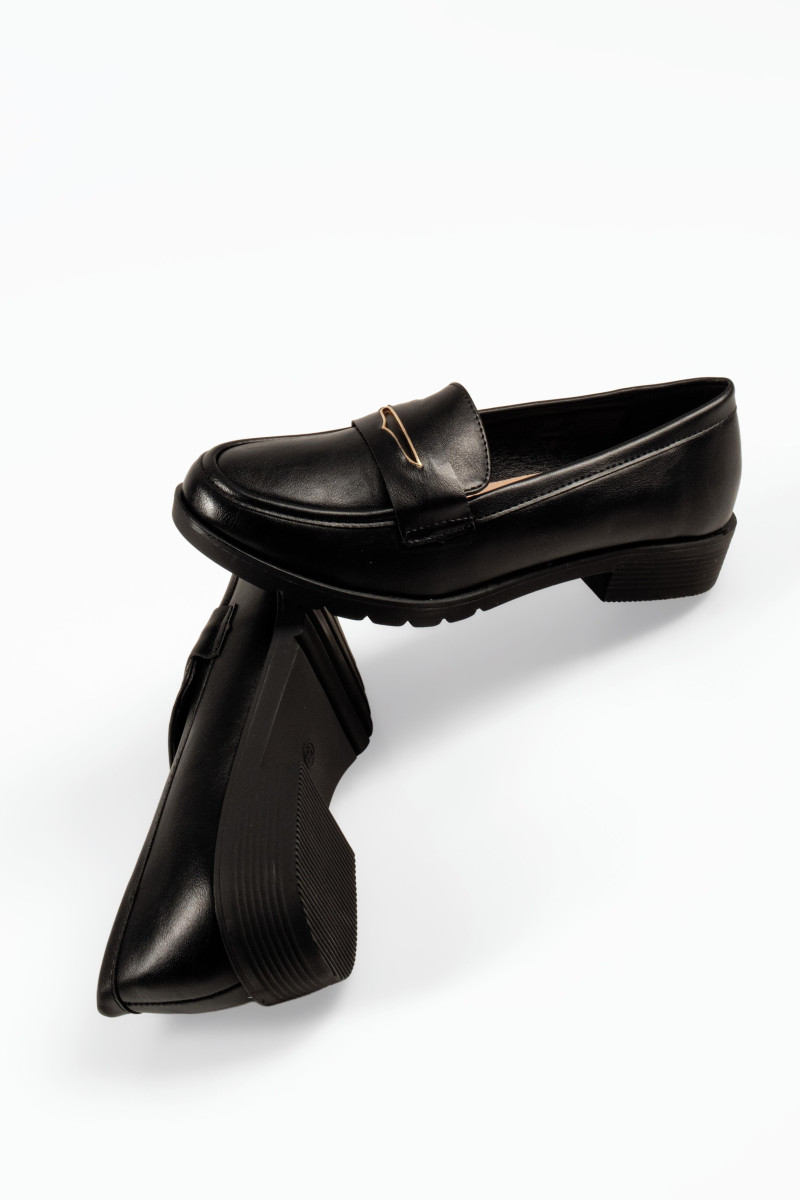 Flat μαύρα γυναικεία loafers με διακριτική αγκράφα
