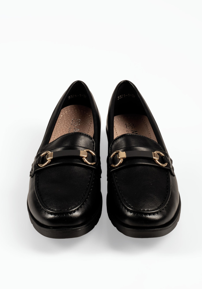 Flat loafers με διακοσμητική μεταλλική αγκράφα σε μαύρο χρώμα