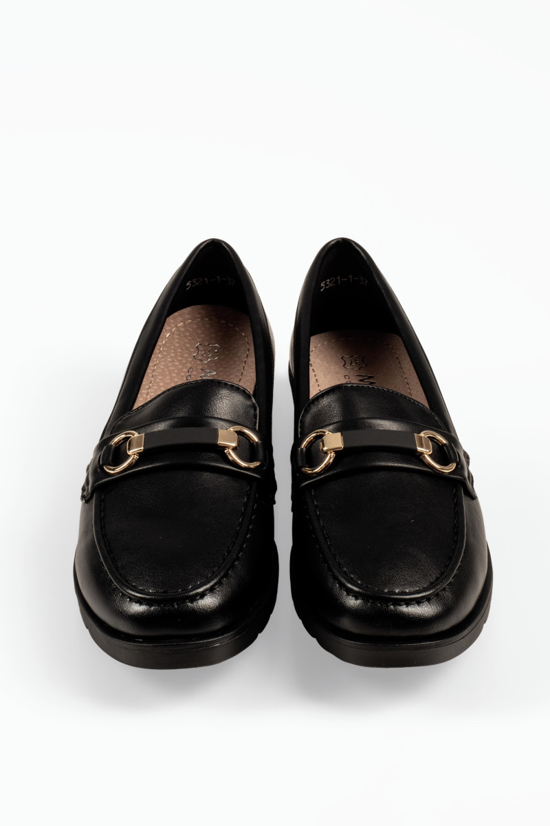 Flat loafers με διακοσμητική μεταλλική αγκράφα σε μαύρο χρώμα