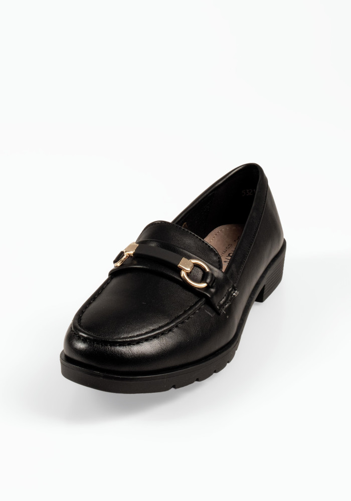 Flat loafers με διακοσμητική μεταλλική αγκράφα σε μαύρο χρώμα