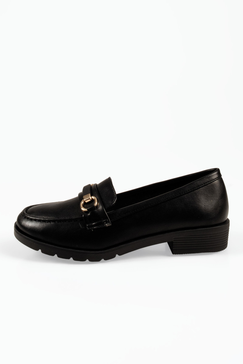 Flat loafers με διακοσμητική μεταλλική αγκράφα σε μαύρο χρώμα