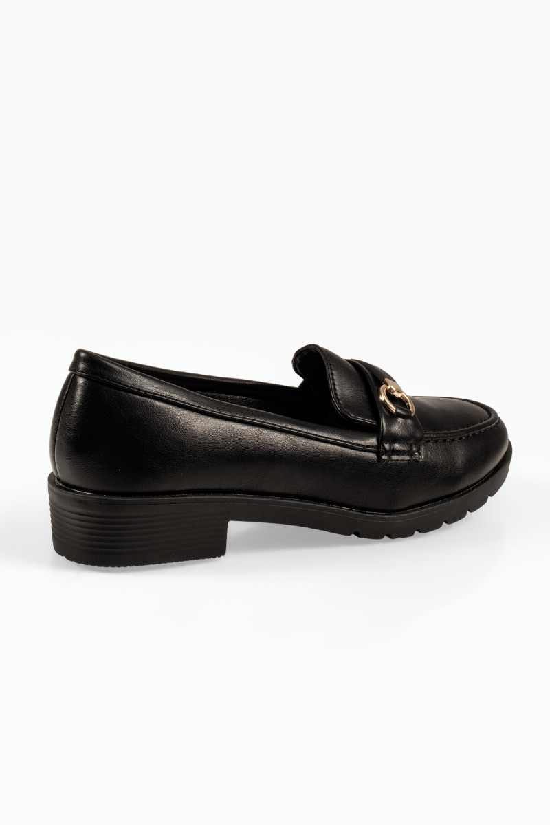 Flat loafers με διακοσμητική μεταλλική αγκράφα σε μαύρο χρώμα