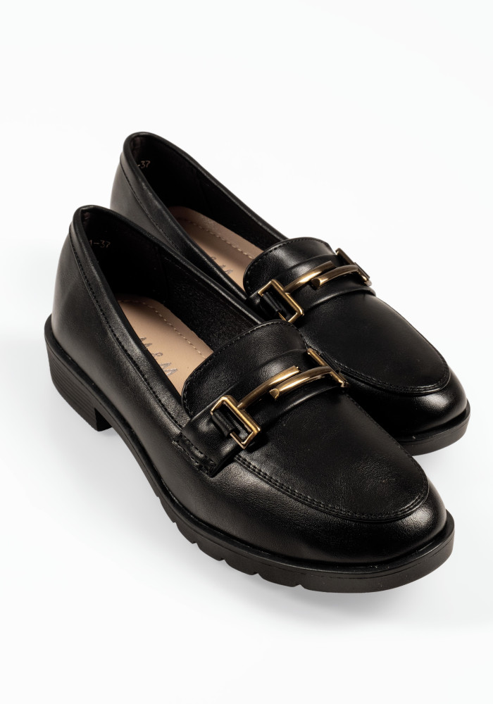 Flat μαύρα γυναικεία loafers με μεταλλικό σχέδιο