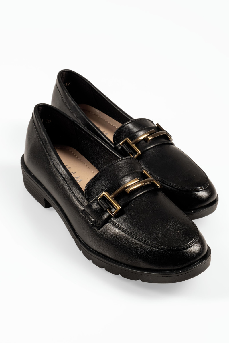 Flat μαύρα γυναικεία loafers με μεταλλικό σχέδιο