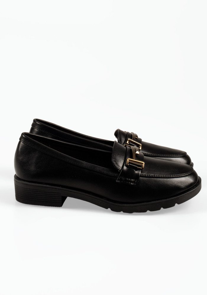 Flat μαύρα γυναικεία loafers με μεταλλικό σχέδιο