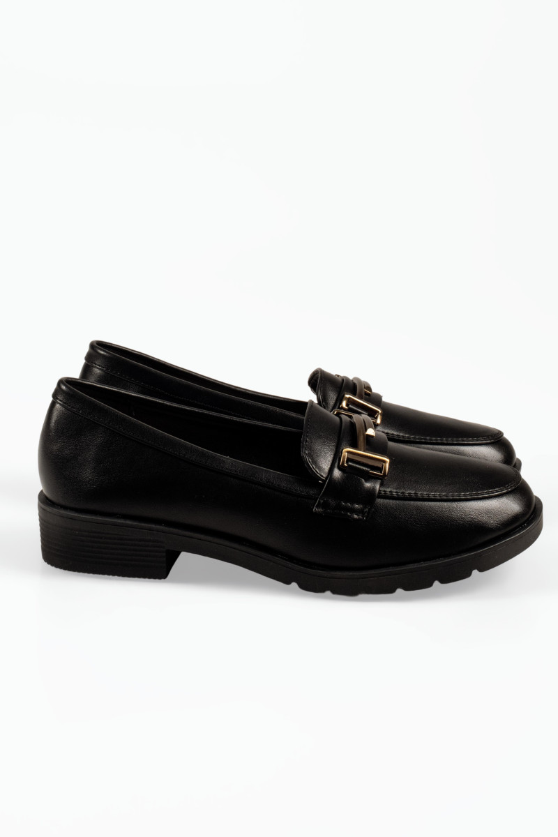 Flat μαύρα γυναικεία loafers με μεταλλικό σχέδιο