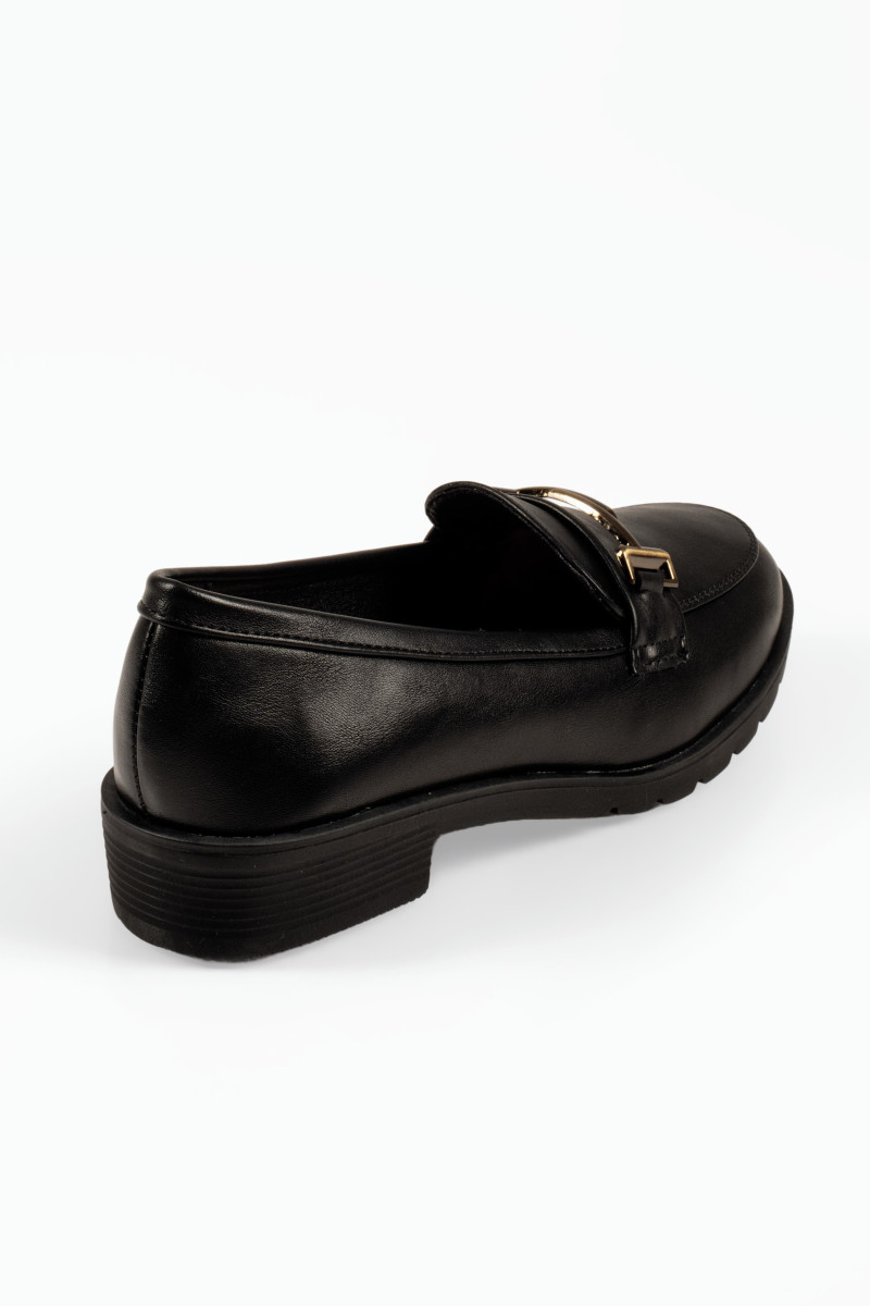 Flat μαύρα γυναικεία loafers με μεταλλικό σχέδιο