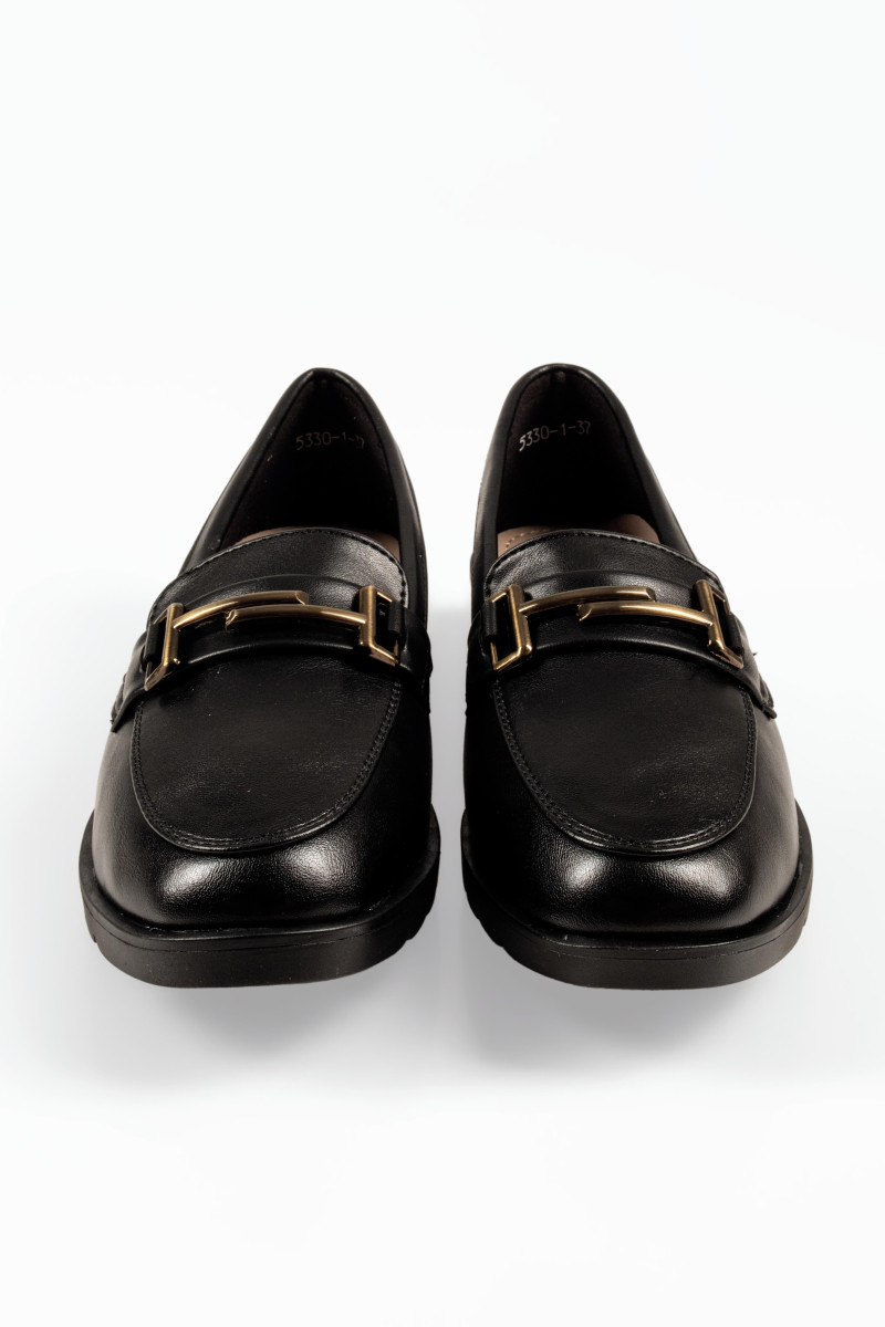 Flat μαύρα γυναικεία loafers με μεταλλικό σχέδιο