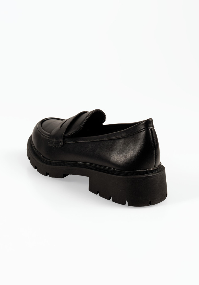 Γυναικεία loafers μαύρα κλασικά με chunky σόλα