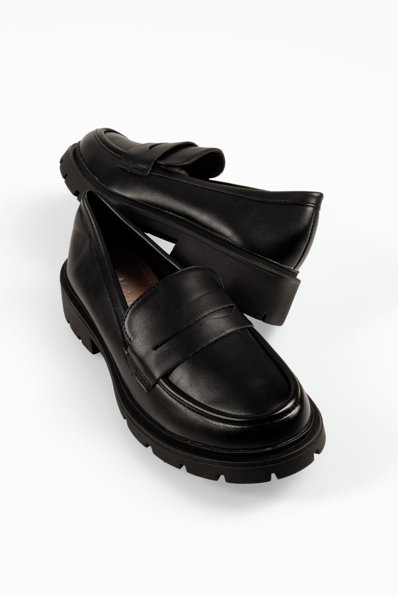 Γυναικεία loafers μαύρα κλασικά με chunky σόλα