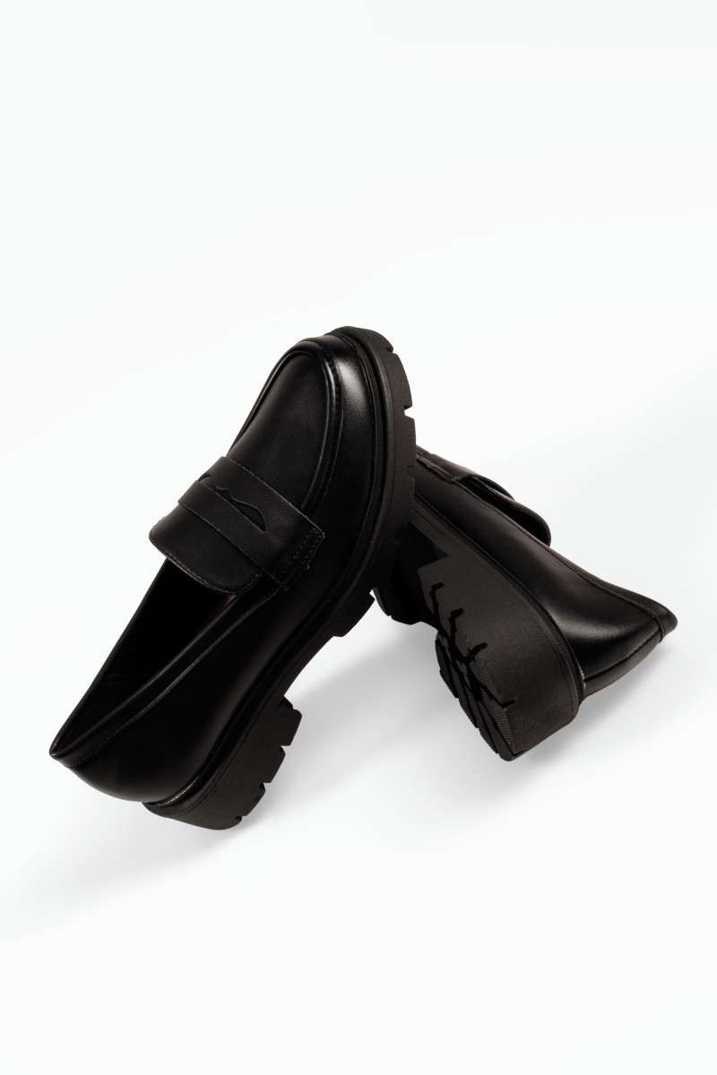 Γυναικεία loafers μαύρα κλασικά με chunky σόλα