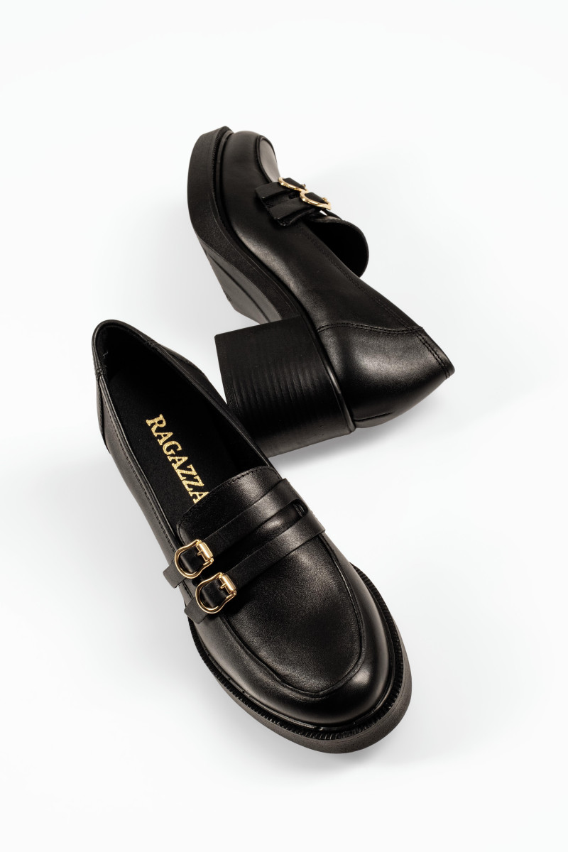 Ragazza μαύρα γυναικείa loafers με χοντρό τακούνι και διακοσμητικά ζωνάκια